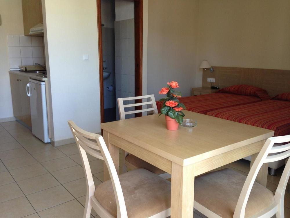 יאליסוס Anita Aparthotel מראה חיצוני תמונה