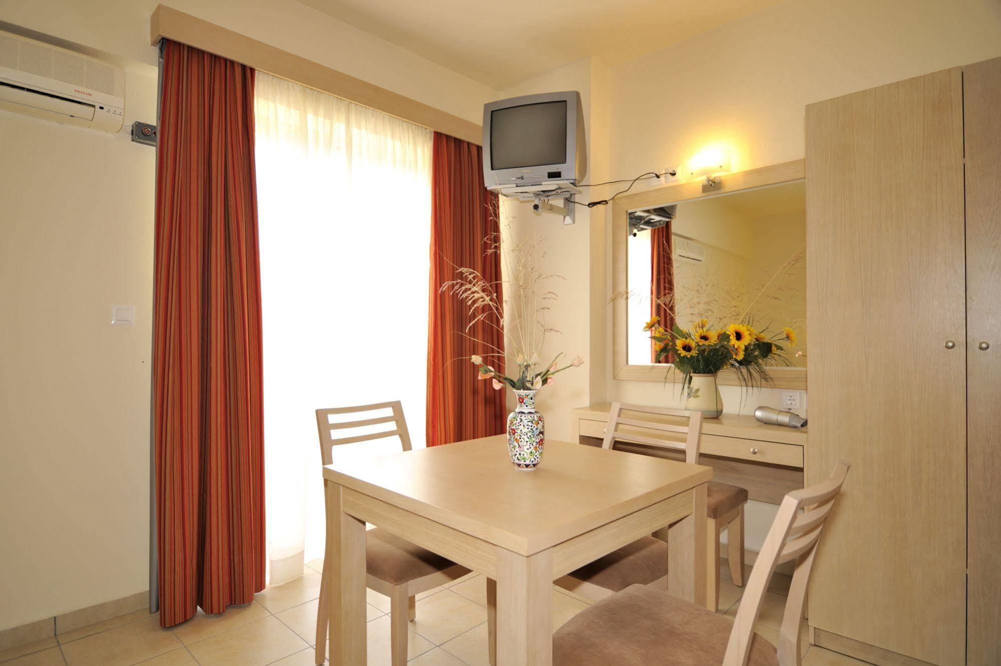 יאליסוס Anita Aparthotel מראה חיצוני תמונה